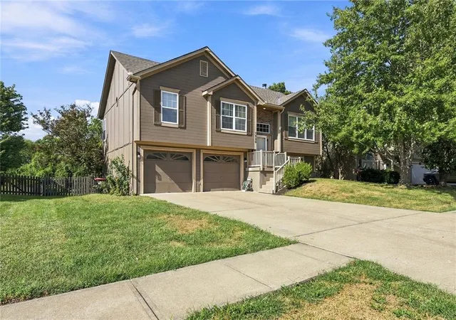 Photo 2 of Single family home for sale at 1520 Se 11th Street, Lees Summit, MO 64081 | MLS# 2641640 | Listing updated on 2026-09-17