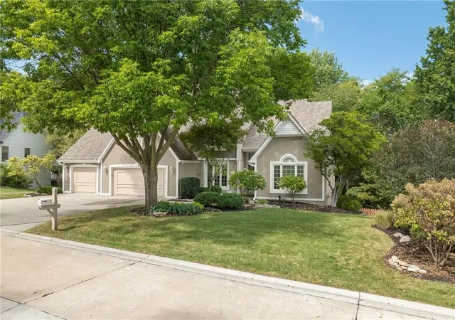 Photo 3 of Single family home for sale at 512 Pinewood Dr, Saint Joseph, MO 64506 | MLS# 2641647 | Listing updated on 2026-09-18