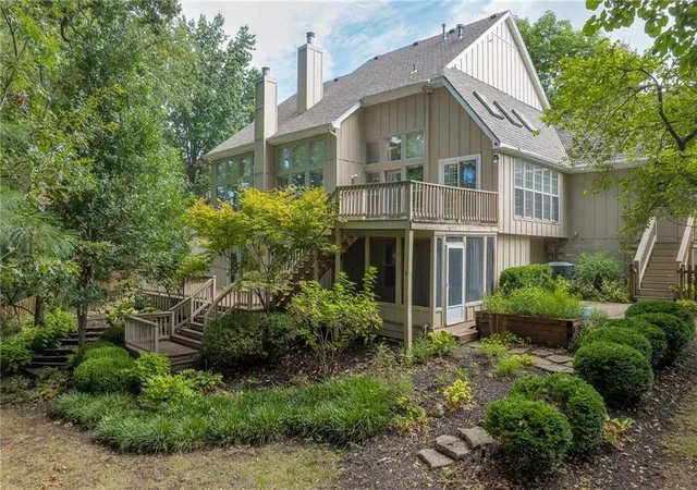 Photo 3 of Single family home for sale at 512 Pinewood Dr, Saint Joseph, MO 64506 | MLS# 2641647 | Listing updated on 2026-09-18