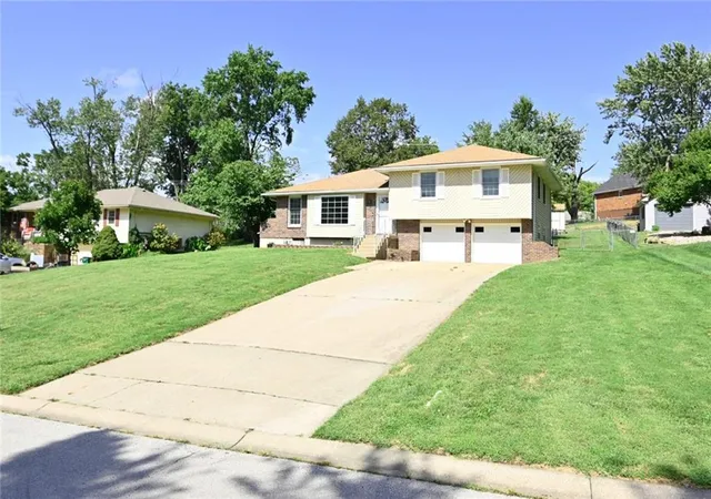 Photo 2 of Single family home for sale at 520 Thomas Dr, Platte City, MO 64079 | MLS# 2641663 | Listing updated on 2026-09-18