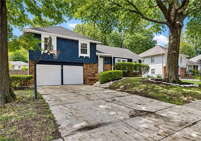 Photo 2 of Sale Pending at 9800 Walmer St, Overland Park, KS 66212 | MLS# 2641686 | Listing updated on 2026-09-21