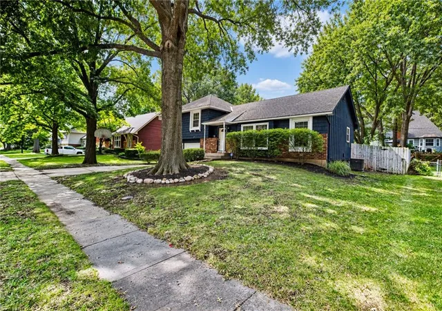 Photo 3 of Sale Pending at 9800 Walmer St, Overland Park, KS 66212 | MLS# 2641686 | Listing updated on 2026-09-21