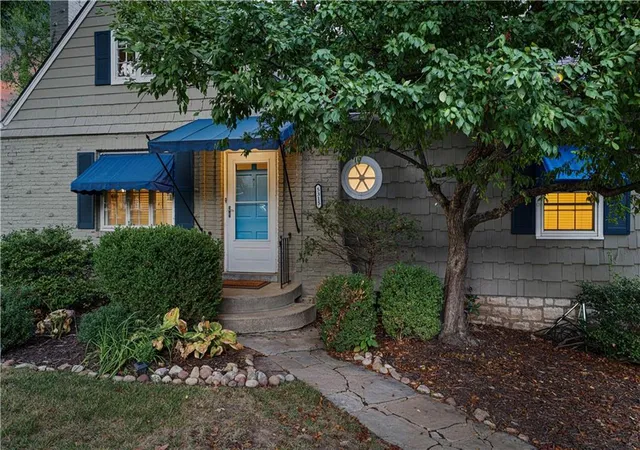 Photo 3 of Single family home for sale at 5315 Norwood St, Fairway, KS 66205 | MLS# 2641689 | Listing updated on 2026-10-23