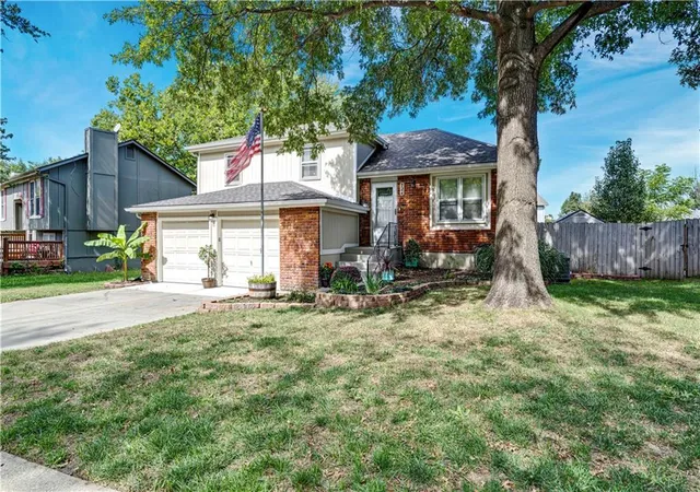 Photo 2 of Single family home for sale at 724 Valerie Ln, Gardner, KS 66030 | MLS# 2641703 | Listing updated on 2026-09-28