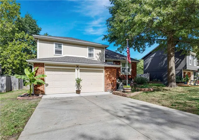 Photo 3 of Single family home for sale at 724 Valerie Ln, Gardner, KS 66030 | MLS# 2641703 | Listing updated on 2026-09-28