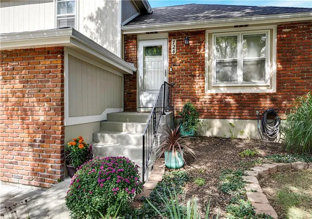 Photo 3 of Single family home for sale at 724 Valerie Ln, Gardner, KS 66030 | MLS# 2641703 | Listing updated on 2026-09-28