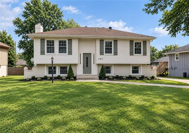 Photo 1 of Single family home for sale at 305 Sharon Dr, Lee's Summit, MO 64063 | MLS# 2641706 | Listing updated on 2026-10-20