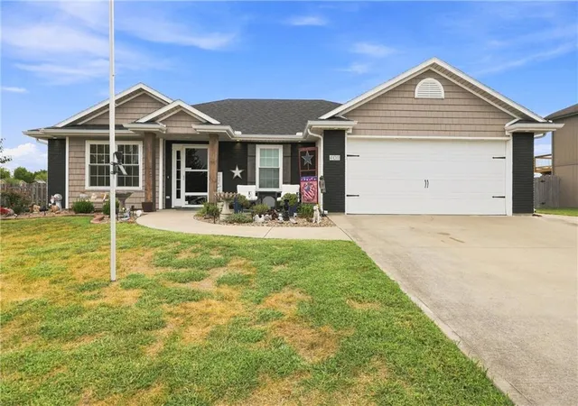 Photo 1 of Single family home for sale at 409 Sw Cross Crk Dr, Grain Valley, MO 64029 | MLS# 2641709 | Listing updated on 2026-09-14