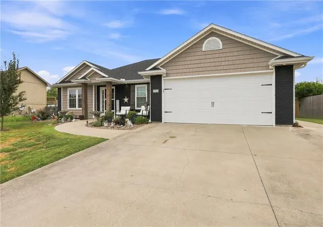 Photo 2 of Single family home for sale at 409 Sw Cross Crk Dr, Grain Valley, MO 64029 | MLS# 2641709 | Listing updated on 2026-09-14