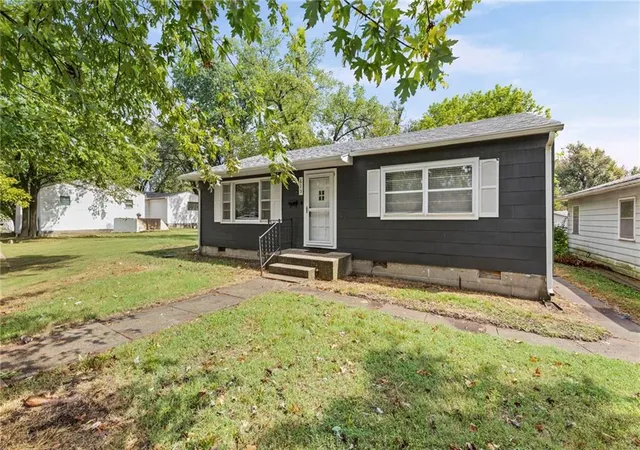 Photo 2 of Single family home for sale at 613 N Ohio St, Iola, KS 66749 | MLS# 2641718 | Listing updated on 2026-09-15