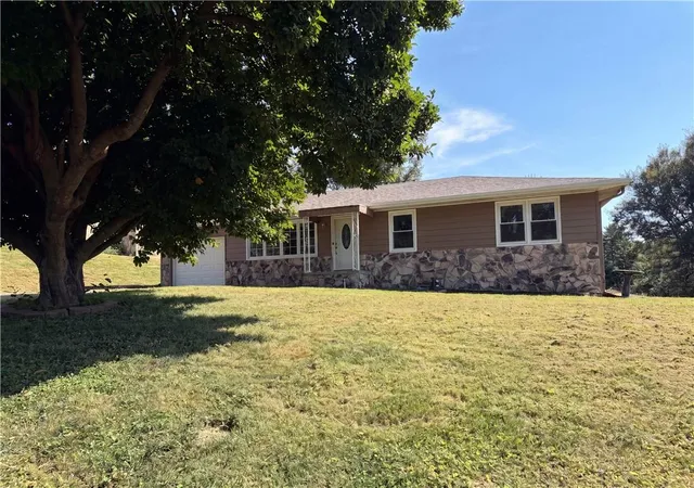 Photo 1 of Sale Pending at 1020 Garden St, Saint Joseph, MO 64504 | MLS# 2641726 | Listing updated on 2026-09-24