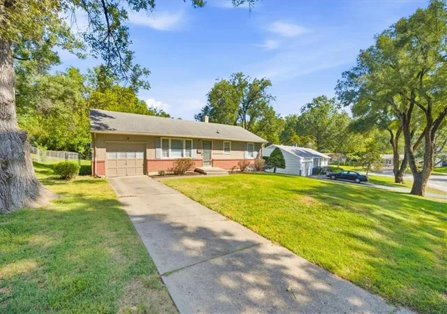 Photo 2 of Single family home for sale at 504 W 91st Street, Kansas City, MO 64114 | MLS# 2641740 | Listing updated on 2026-10-06