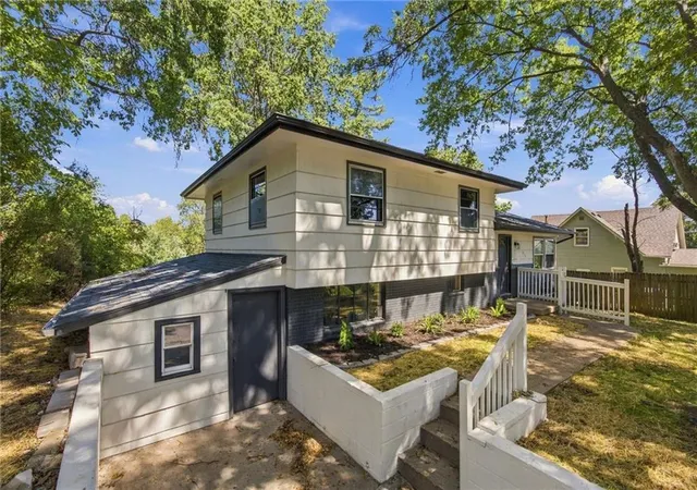 Photo 1 of Single family home for sale at 910 Olive St, Leavenworth, KS 66048 | MLS# 2641757 | Listing updated on 2026-09-13
