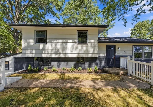 Photo 2 of Single family home for sale at 910 Olive St, Leavenworth, KS 66048 | MLS# 2641757 | Listing updated on 2026-09-13