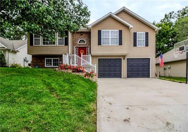 Photo 3 of Single family home for sale at 1324 Fawn Ln, Warrensburg, MO 64093 | MLS# 2641758 | Listing updated on 2026-10-02