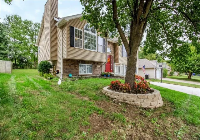 Photo 3 of Single family home for sale at 1324 Fawn Ln, Warrensburg, MO 64093 | MLS# 2641758 | Listing updated on 2026-10-02