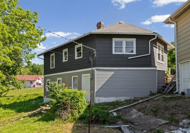 Photo 3 of Single family home for sale at 2918 Parkwood Blvd, Kansas City, KS 66104 | MLS# 2641761 | Listing updated on 2026-09-12