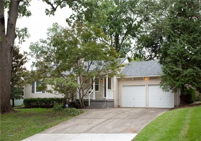 Photo 1 of Sale Pending at 107 W Navajo Ln, Kansas City, MO 64114 | MLS# 2641781 | Listing updated on 2026-10-03