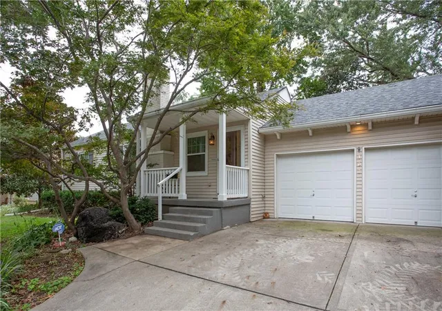 Photo 2 of Sale Pending at 107 W Navajo Ln, Kansas City, MO 64114 | MLS# 2641781 | Listing updated on 2026-10-03