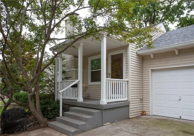 Photo 3 of Sale Pending at 107 W Navajo Ln, Kansas City, MO 64114 | MLS# 2641781 | Listing updated on 2026-10-03