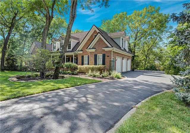 Photo 3 of Single family home for sale at 20 E Loch Lloyd Pkwy, Village Of Loch Lloyd, MO 64012 | MLS# 2641786 | Listing updated on 2026-09-30