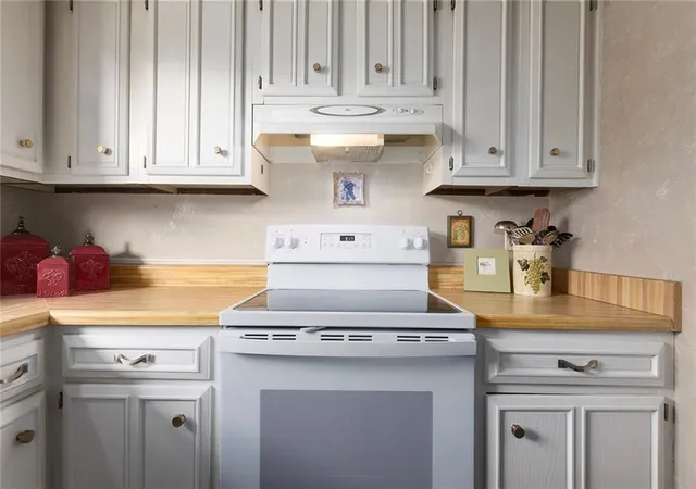 Listing Photo 4 - Condo for sale in building located at 1476 64th Ter, Kansas City, MO 64118