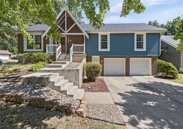 Photo 1 of Sale Pending at 507 Se Adobe Dr, Lees Summit, MO 64063 | MLS# 2641800 | Listing updated on 2026-09-21