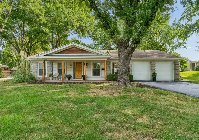 Photo 3 of Single family home for sale at 6100 W 88th Street, Overland Park, KS 66207 | MLS# 2641838 | Listing updated on 2026-10-09