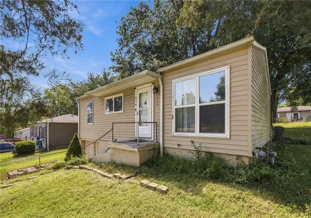 Photo 2 of Sale Pending at 316 N Geronimo Dr, Independence, MO 64056 | MLS# 2641858 | Listing updated on 2026-09-15