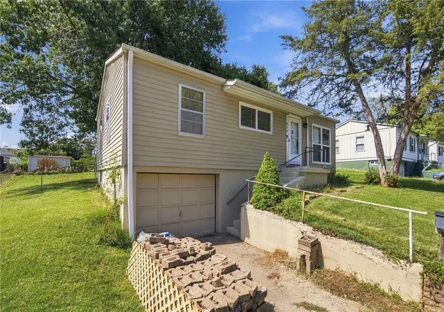 Photo 3 of Sale Pending at 316 N Geronimo Dr, Independence, MO 64056 | MLS# 2641858 | Listing updated on 2026-09-15