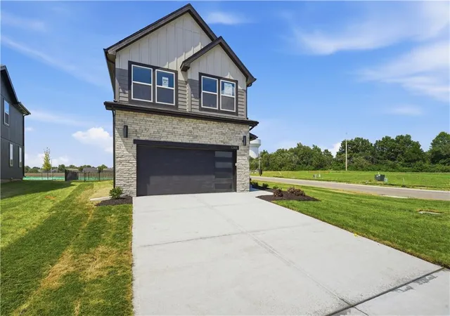 Photo 4 of Single family home for sale at 1309 SE Windbreak Dr, Lees Summit, MO 64081 | MLS# 2641875 | Listing updated on 2026-09-17