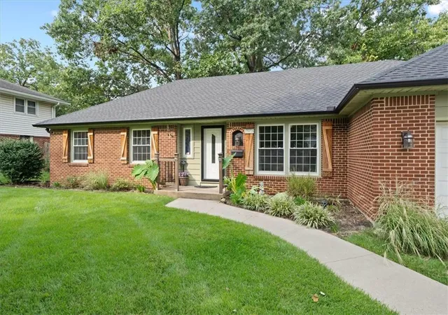 Photo 3 of Single family home for sale at 10616 Oak St, Kansas City, MO 64114 | MLS# 2641881 | Listing updated on 2026-10-08