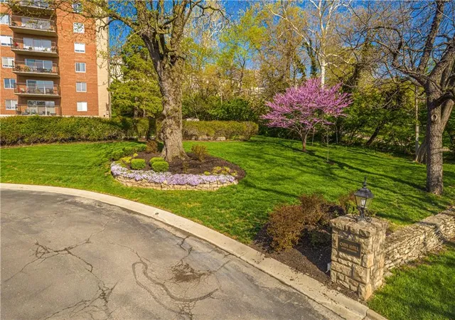 Photo 2 of Condo for sale at 4550 Warwick Blvd #1101-1102, Kansas City, MO 64111 | MLS# 2641888 | Listing updated on 2026-10-08