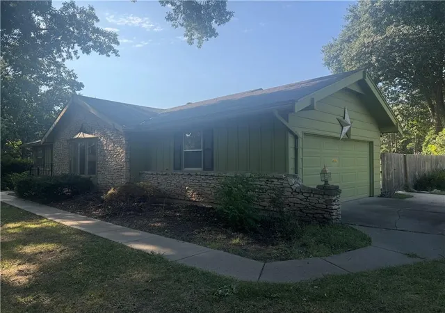 Photo 1 of Single family home for sale at 6801 W 101st Terrace, Overland Park, KS 66212 | MLS# 2641898 | Listing updated on 2026-09-15