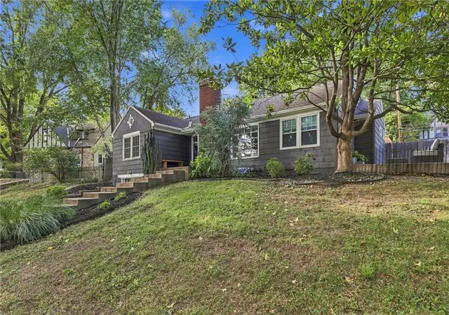 Photo 3 of Single family home for sale at 210 E Winthrope Rd, Kansas City, MO 64113 | MLS# 2641921 | Listing updated on 2026-10-01