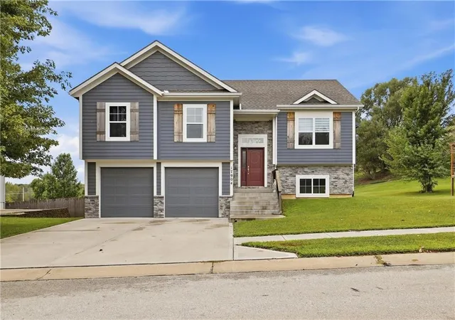 Single family home for sale at 17904 Sunset Dr, Weston, MO 64098 | MLS# 2641922