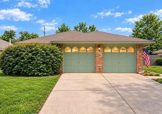 Photo 3 of Single family home for sale at 413 Sherwood Dr, Blue Springs, MO 64014 | MLS# 2641931 | Listing updated on 2026-09-13
