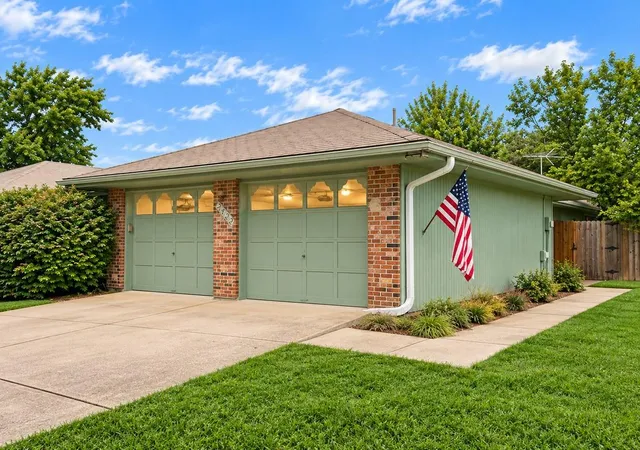 Photo 3 of Single family home for sale at 413 Sherwood Dr, Blue Springs, MO 64014 | MLS# 2641931 | Listing updated on 2026-09-13