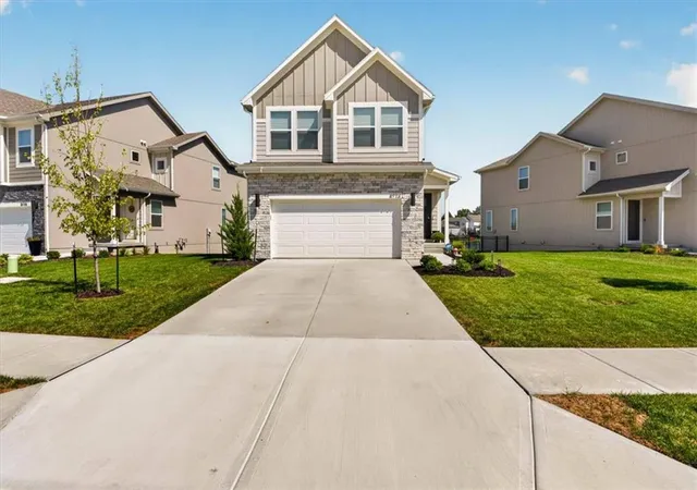 Photo 2 of Sale Pending at 8724 Sw Brickell Dr, Lees Summit, MO 64064 | MLS# 2641932 | Listing updated on 2026-10-08
