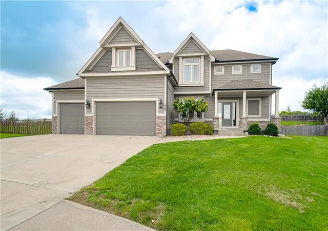 Photo 1 of Sale Pending at 400 Yolanda Cir, Kearney, MO 64060 | MLS# 2641943 | Listing updated on 2026-09-29