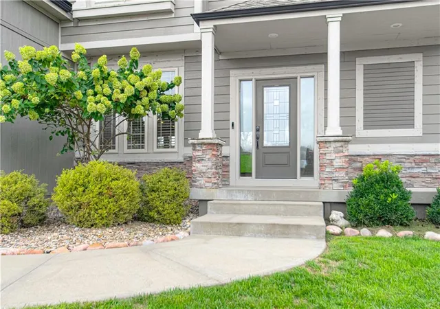 Photo 3 of Sale Pending at 400 Yolanda Cir, Kearney, MO 64060 | MLS# 2641943 | Listing updated on 2026-09-29