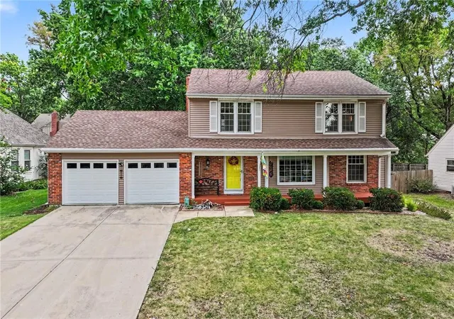 Photo 1 of Single family home for sale at 10401 Long St, Lenexa, KS 66215 | MLS# 2641969 | Listing updated on 2026-09-22