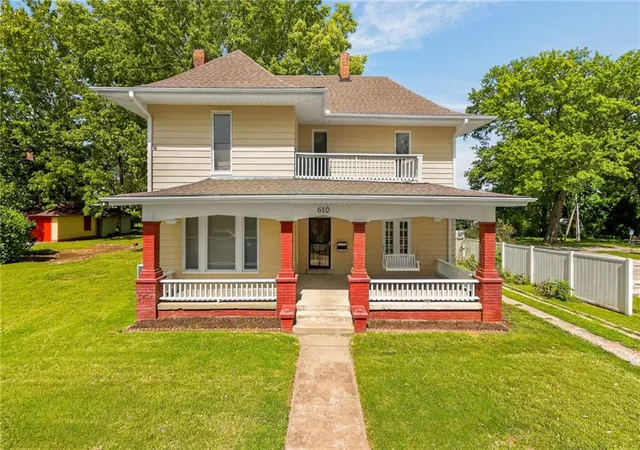 Single family home for sale at 610 W Maple Ave, Independence, MO 64050 | MLS# 2641980