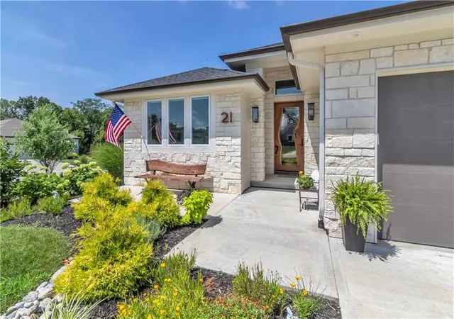 Photo 3 of Single family home for sale at 21 Bison Fls Cir, Lake Winnebago, MO 64034 | MLS# 2641983 | Listing updated on 2026-10-01