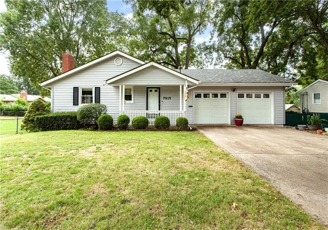 Single family home for sale at 7915 W 77th Street, Overland Park, KS 66204 | MLS# 2641994