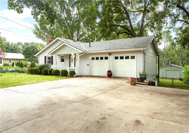 Photo 2 of Single family home for sale at 7915 W 77th Street, Overland Park, KS 66204 | MLS# 2641994 | Listing updated on 2026-09-25