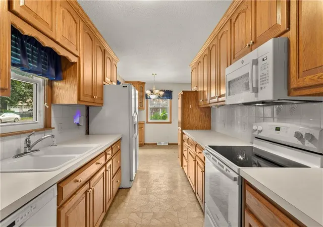 Photo 3 of Single family home for sale at 7915 W 77th Street, Overland Park, KS 66204 | MLS# 2641994 | Listing updated on 2026-09-25