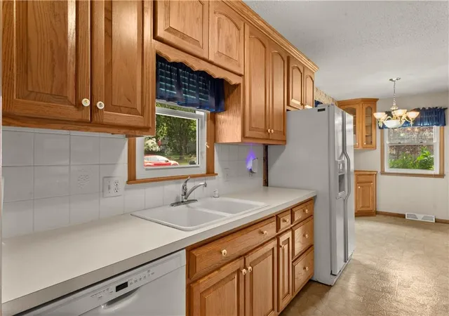 Photo 4 of Single family home for sale at 7915 W 77th Street, Overland Park, KS 66204 | MLS# 2641994 | Listing updated on 2026-09-25