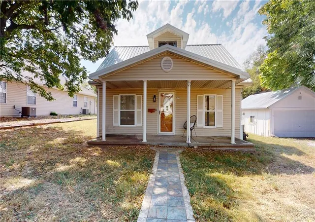 Photo 1 of Single family home for sale at 609 W Lee St, Nevada, MO 64772 | MLS# 2641997 | Listing updated on 2026-09-24