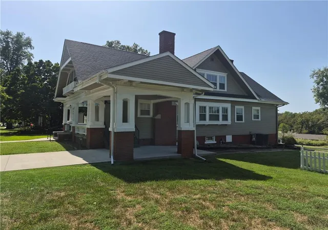 Photo 2 of Single family home for sale at 911 N Main St, Carrollton, MO 64633 | MLS# 2642014 | Listing updated on 2026-10-08